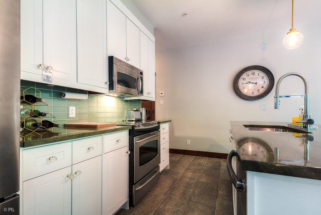 1500, Chemin du Versant-Soleil · 12 · Kitchen