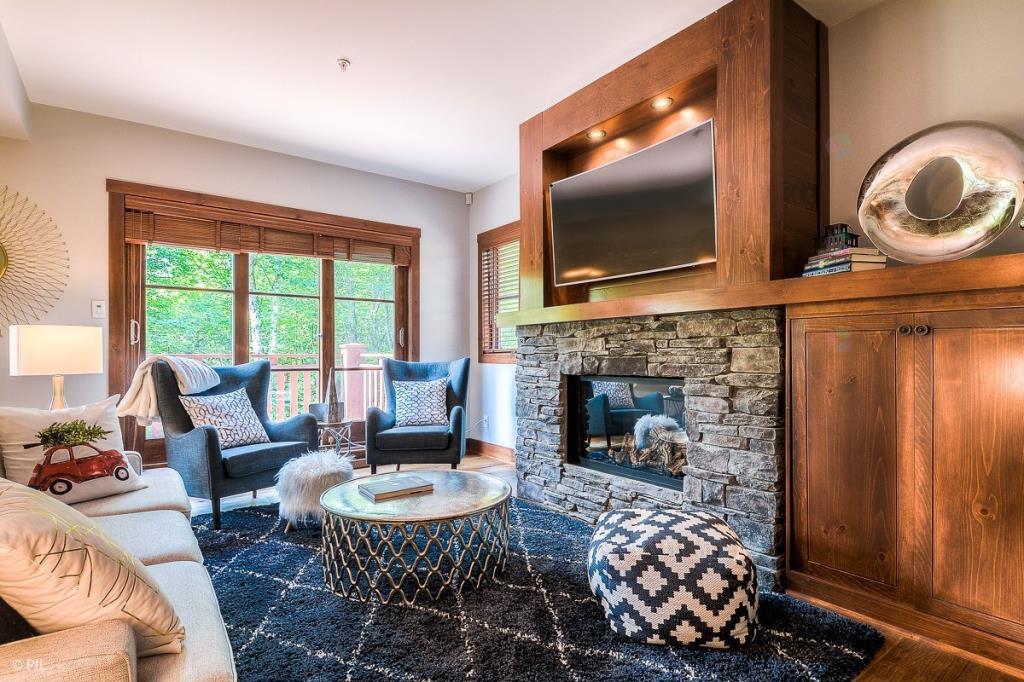 1500, Chemin du Versant-Soleil · 12 · Living room
