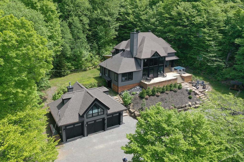 460, Chemin du Mont-la-Tuque · House and garage
