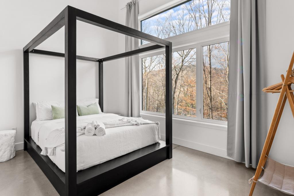 370, Chemin du Mont-la-Tuque · Primary bedroom