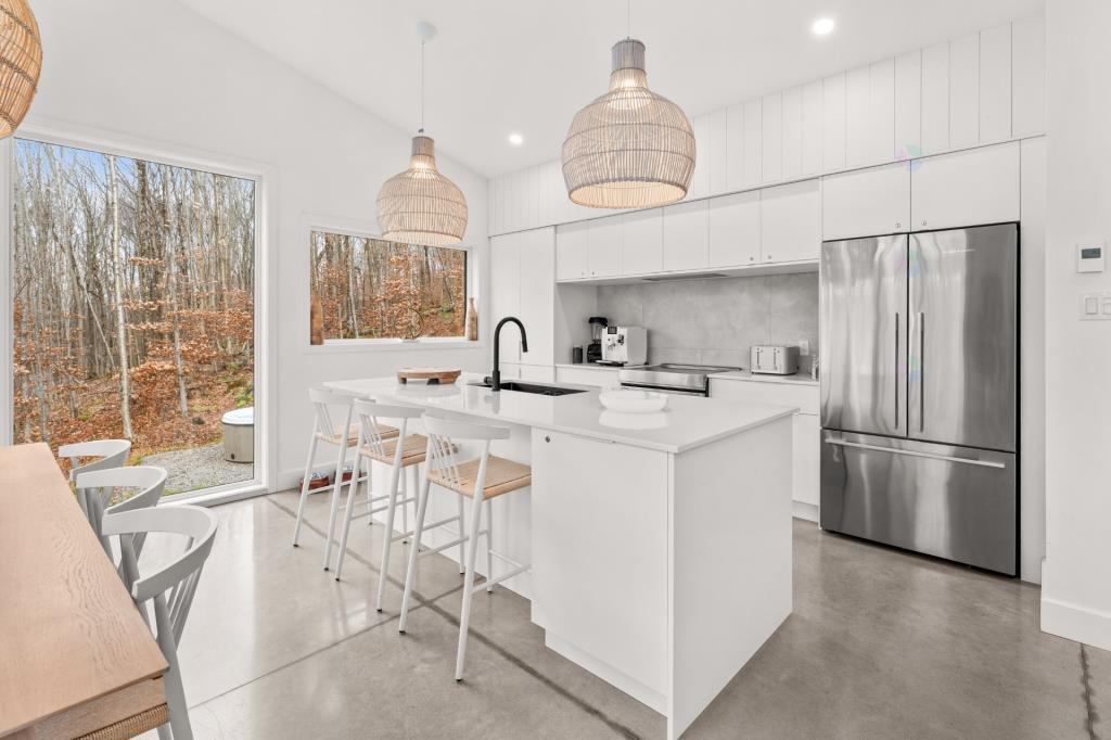 370, Chemin du Mont-la-Tuque · Kitchen