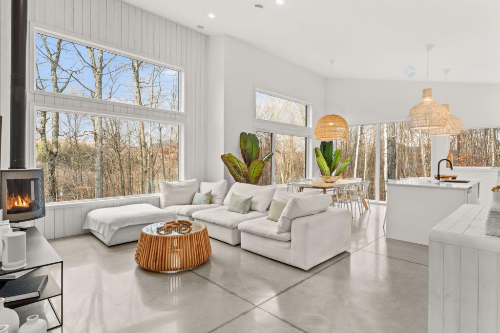 370, Chemin du Mont-la-Tuque · Living room